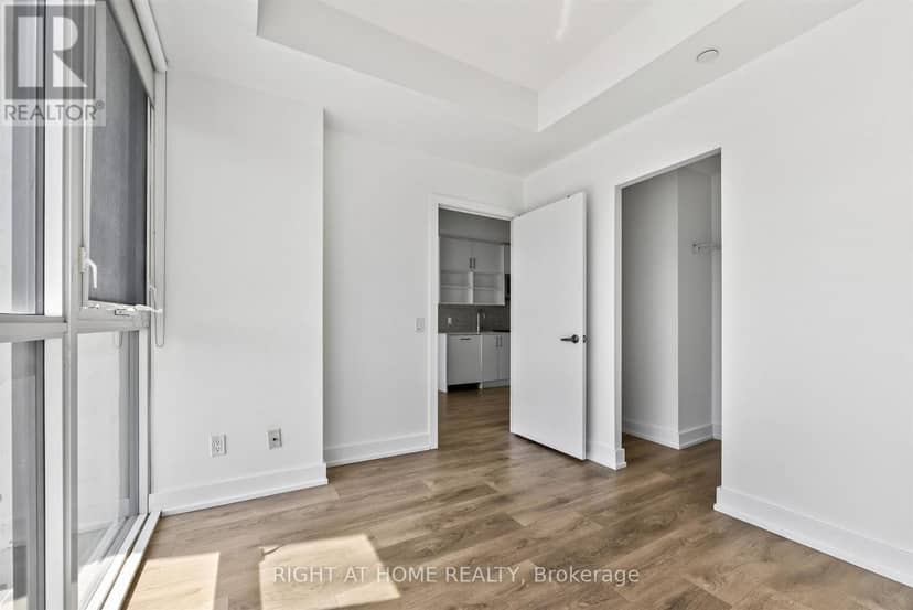 712 - 128 Fairview Mall Drive — photo 14 of 32