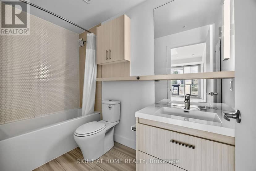 712 - 128 Fairview Mall Drive — photo 15 of 32