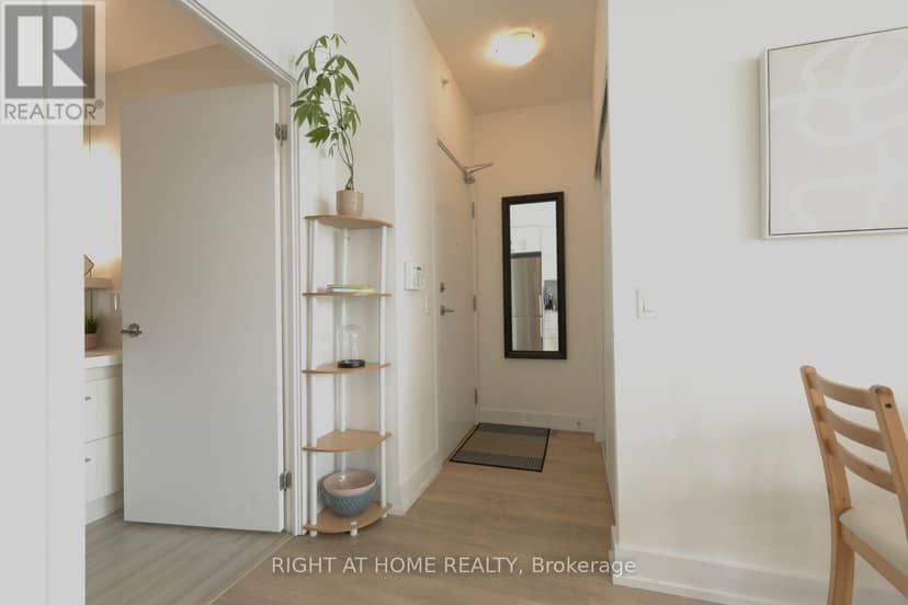 712 - 128 Fairview Mall Drive — photo 19 of 32