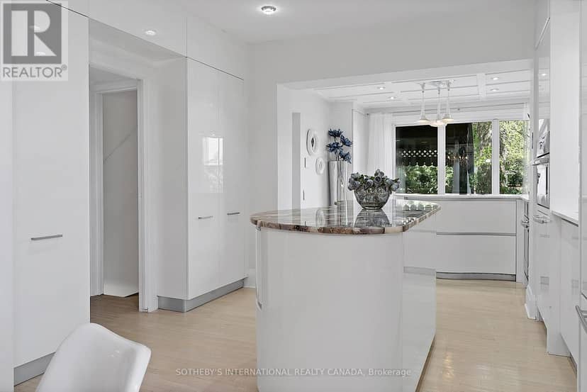 4009 Bloor Street W — photo 18 of 40