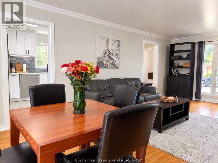 22 Dovercourt STREET — photo 9 of 38