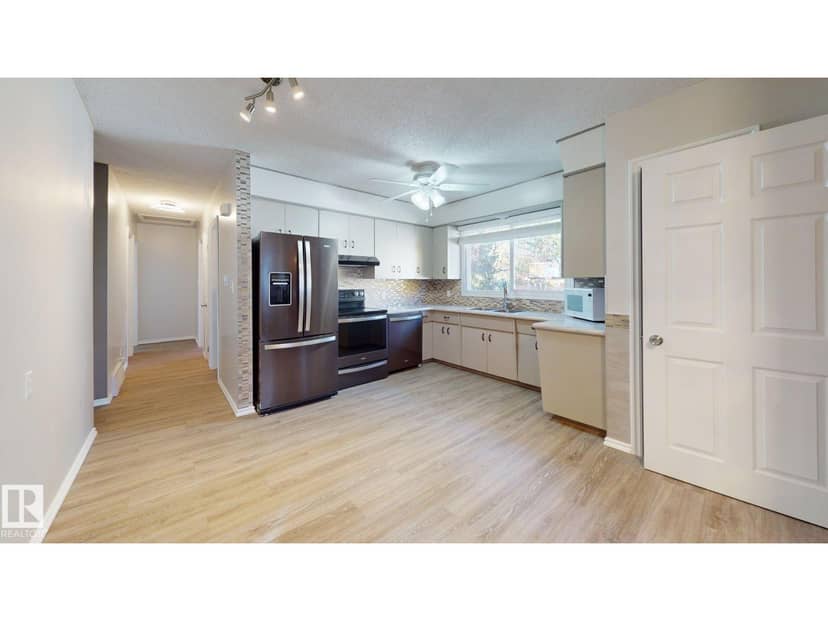 4738 49 ST — photo 18 of 40