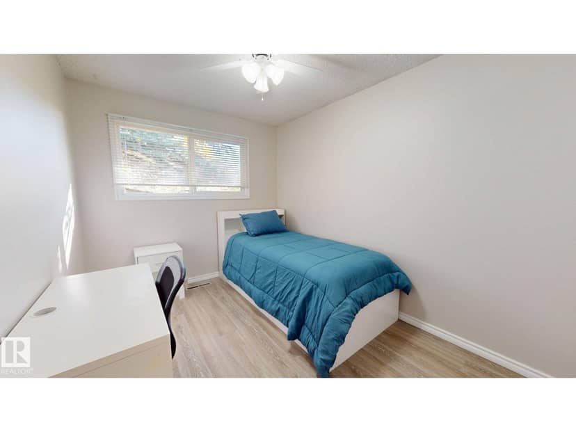 4738 49 ST — photo 31 of 40