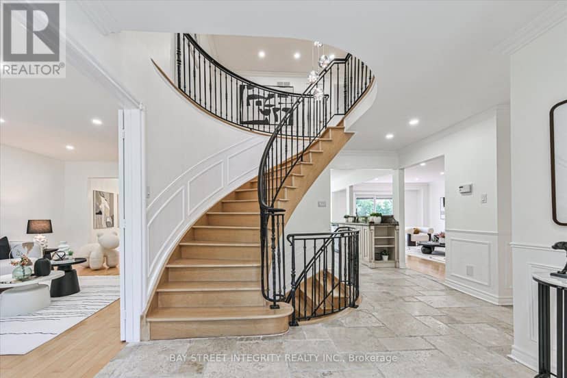 151 Old Surrey Lane, Richmond Hill, photo 4