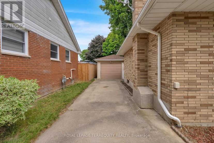 126 Partridge Crescent — photo 9 of 37