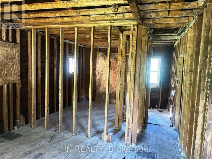 37 Rosedale Avenue W — photo 2 of 7