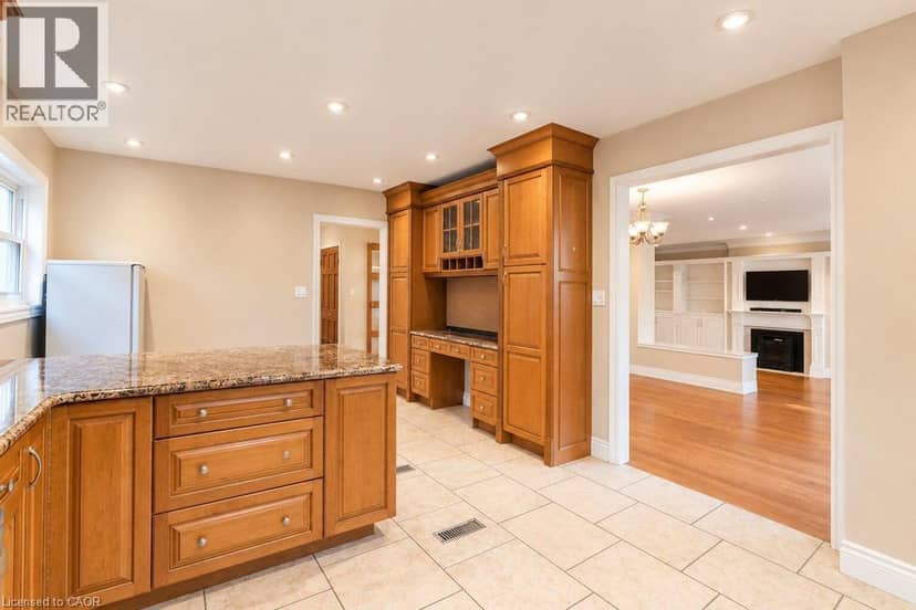 31 FAIRLEIGH Crescent — photo 11 of 35
