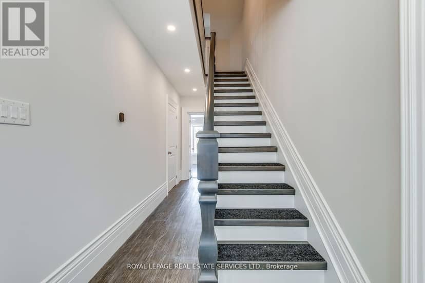 317 Queen Street S — photo 10 of 37