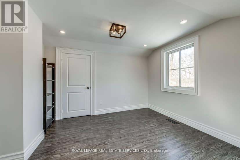 317 Queen Street S — photo 16 of 37