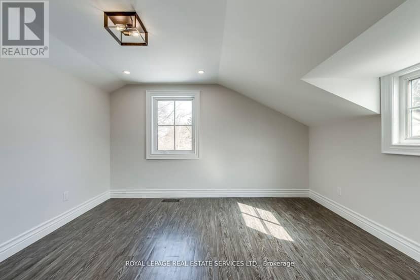 317 Queen Street S — photo 17 of 37