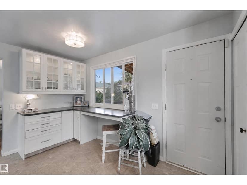 4528 35 AV NW — photo 15 of 40