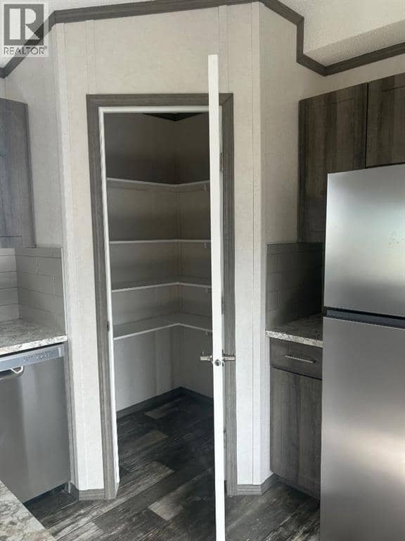 2046 Sunflower Crescent — photo 15 of 38