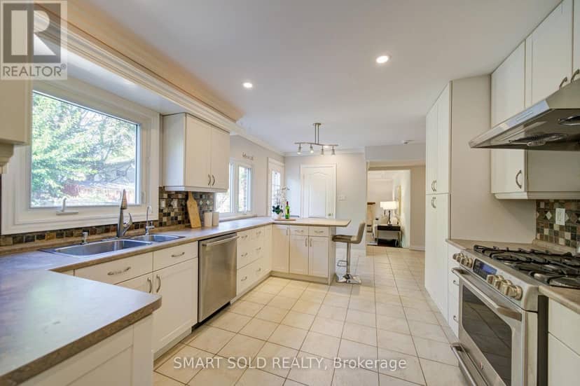 24 Hamilton Hall Drive — photo 11 of 32
