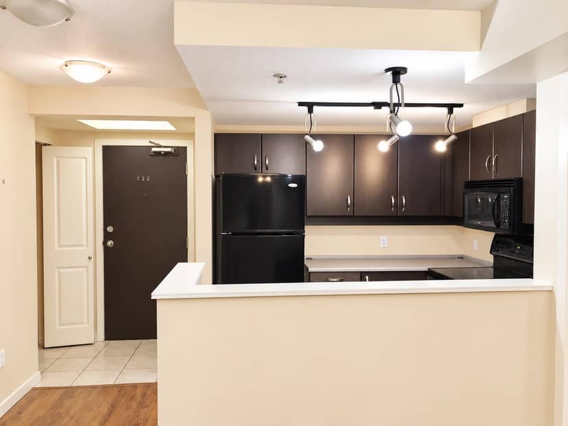 3F 10866 CITY PARKWAY, Surrey, photo 2