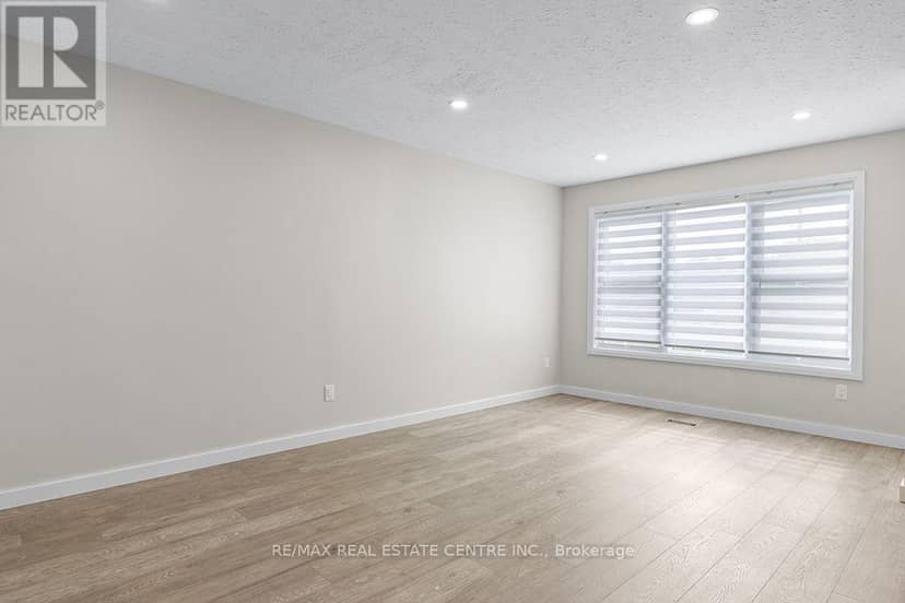 1030 Yonge Street S — photo 12 of 40