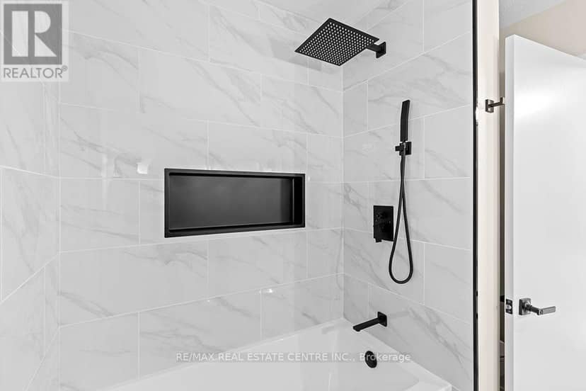 1030 Yonge Street S — photo 18 of 40