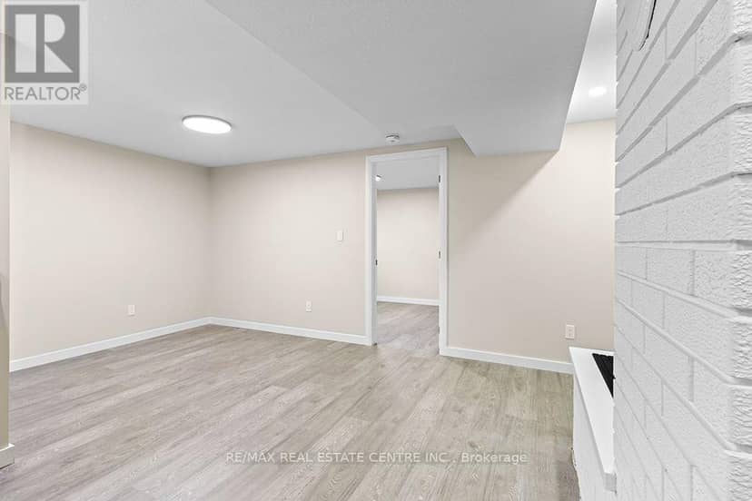 1030 Yonge Street S — photo 32 of 40