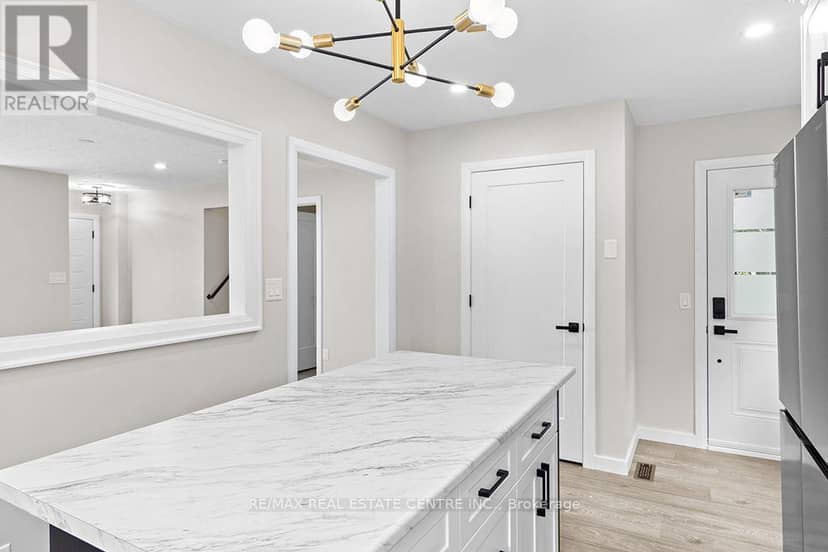 1030 Yonge Street S — photo 9 of 40