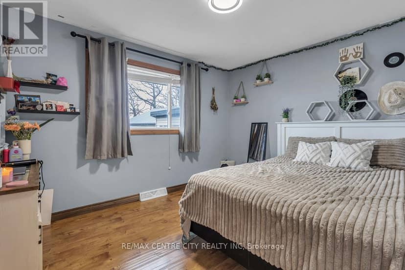 303 Simcoe Street — photo 18 of 40