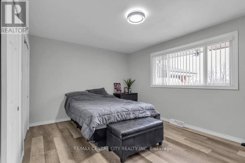 303 Simcoe Street — photo 17 of 40