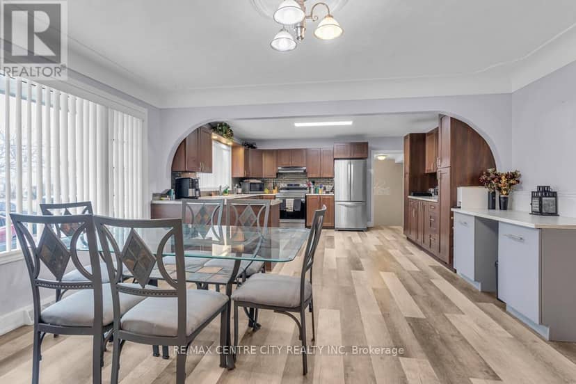 303 Simcoe Street — photo 12 of 40