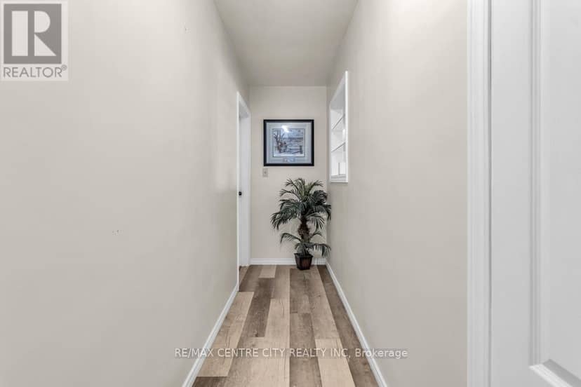 303 Simcoe Street — photo 16 of 40