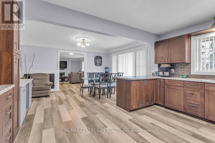 303 Simcoe Street — photo 14 of 40