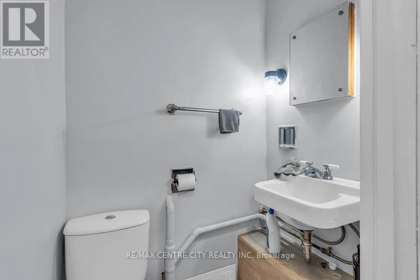 303 Simcoe Street — photo 28 of 40