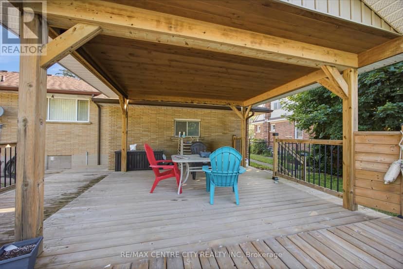 303 Simcoe Street — photo 33 of 40