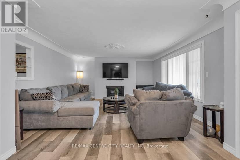 303 Simcoe Street — photo 5 of 40