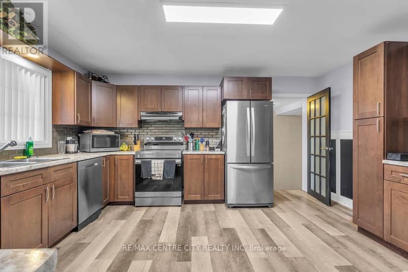 303 Simcoe Street — photo 9 of 40