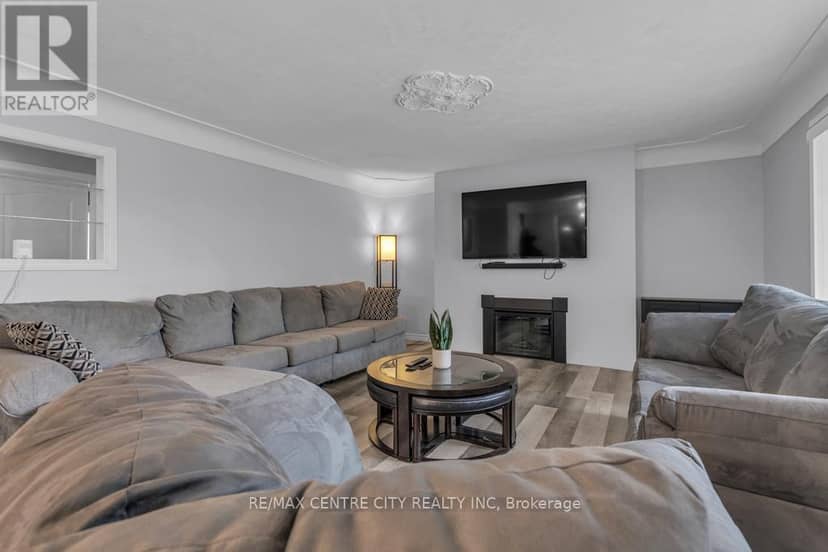 303 Simcoe Street — photo 6 of 40