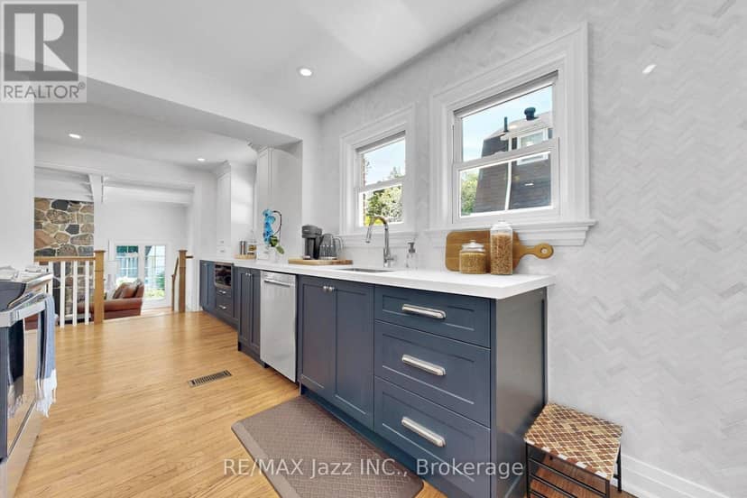 559 Masson Street — photo 8 of 22