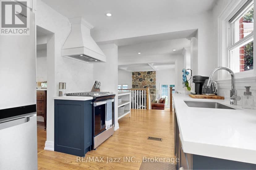 559 Masson Street — photo 9 of 22