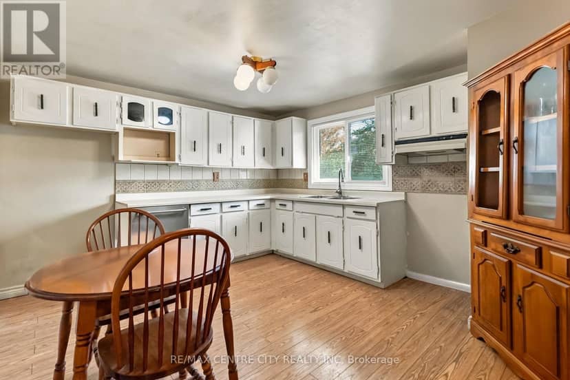 78 - 159 Sandringham Crescent — photo 10 of 23