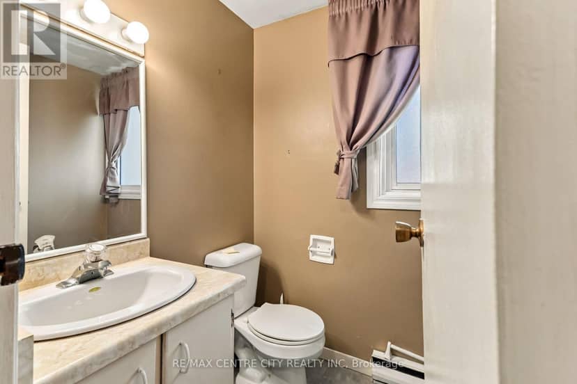 78 - 159 Sandringham Crescent — photo 12 of 23
