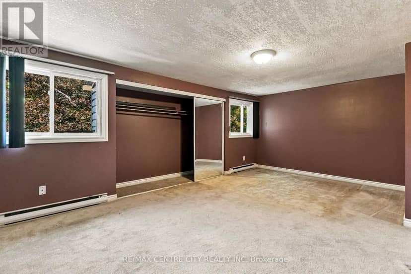 78 - 159 Sandringham Crescent — photo 13 of 23