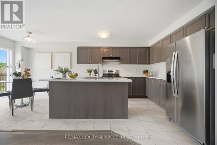 250 Esther Crescent — photo 10 of 40