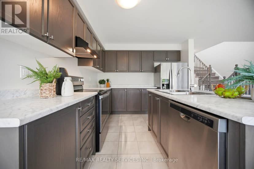 250 Esther Crescent — photo 14 of 40