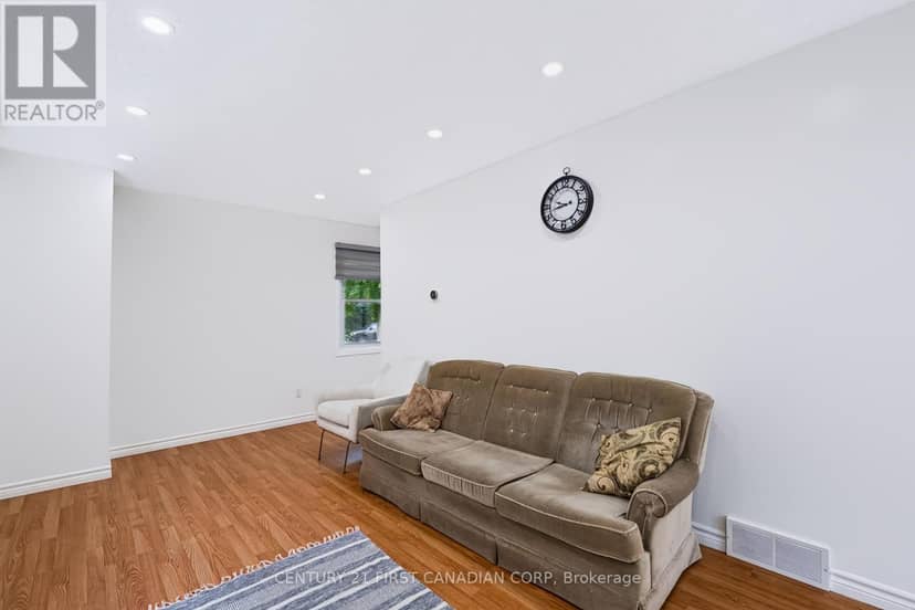 159 Walmer Gardens — photo 14 of 40