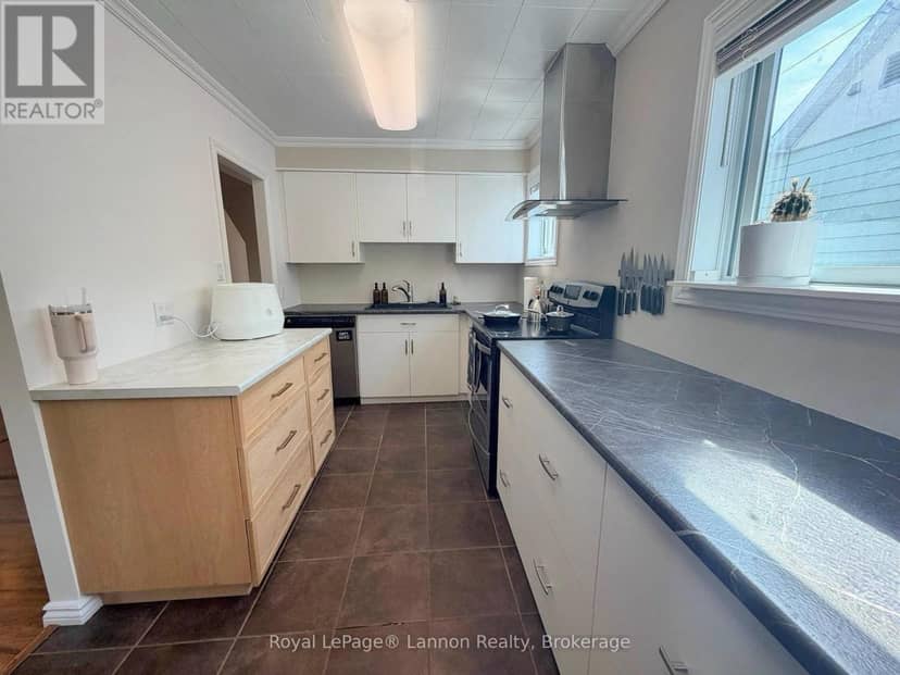 713 First Street W, Greenstone, photo 5