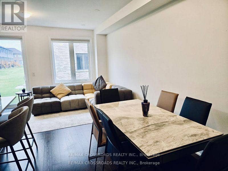 12 Schmeltzer Crescent — photo 2 of 16