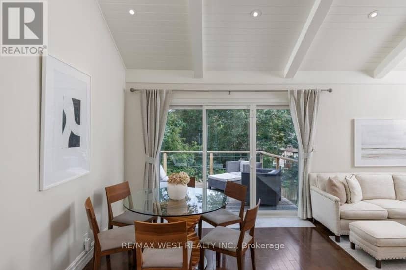 4653 Dundas Street W — photo 14 of 40