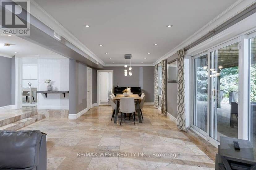 4653 Dundas Street W — photo 22 of 40
