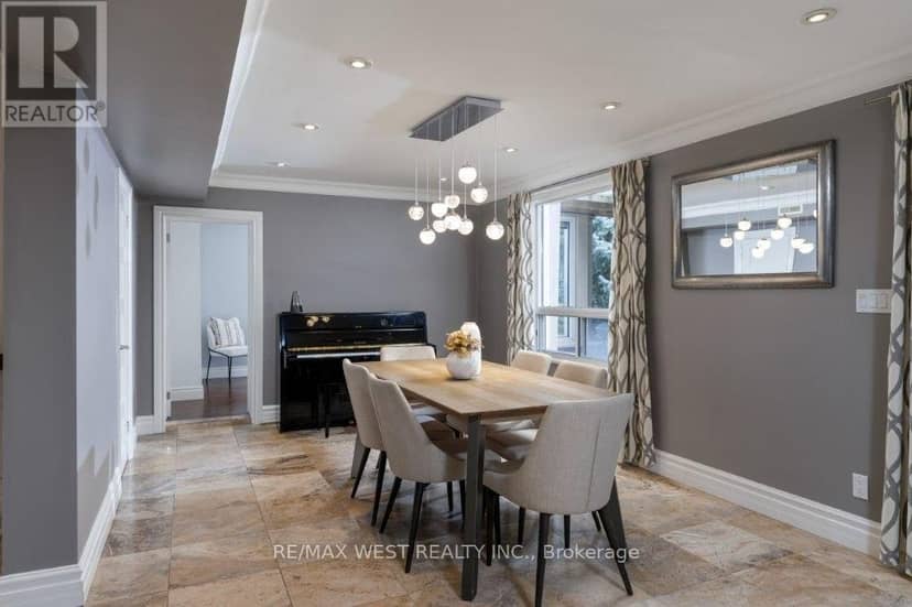 4653 Dundas Street W — photo 26 of 40