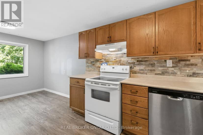 74 Helene Crescent — photo 11 of 32