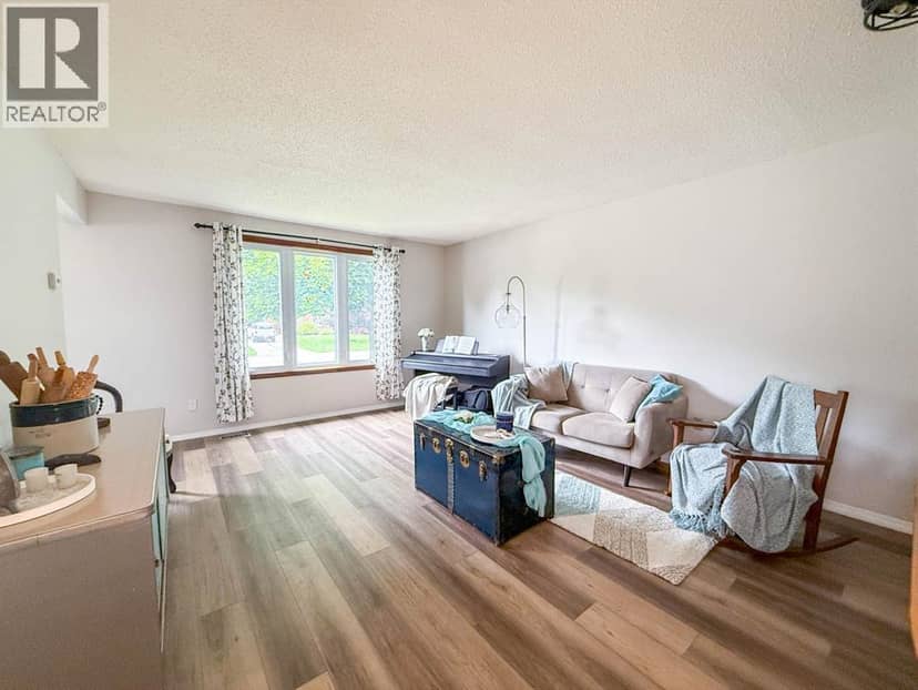 2623 Kaymar Crescent — photo 8 of 27