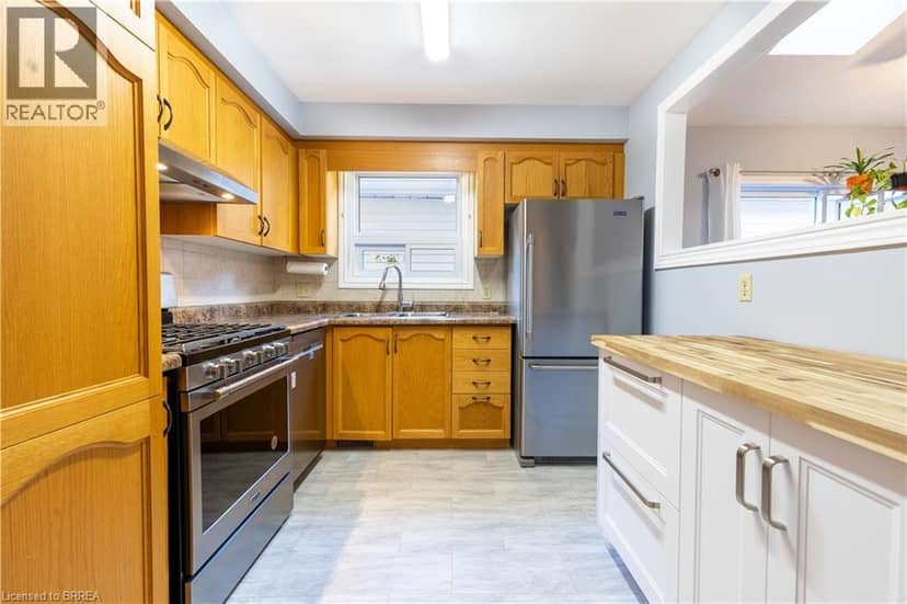 12 HAWKINS Crescent — photo 11 of 34