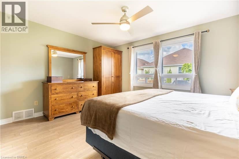 12 HAWKINS Crescent — photo 14 of 34