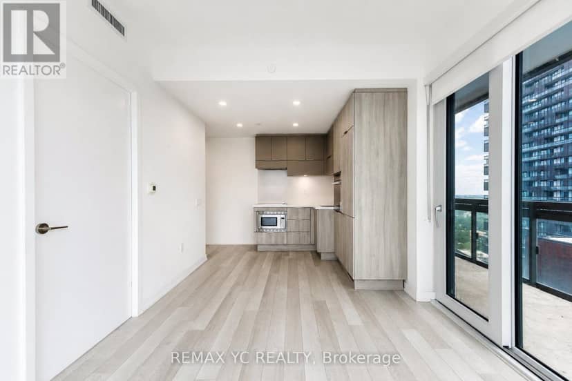 3708 - 39 Roehampton Avenue — photo 14 of 40